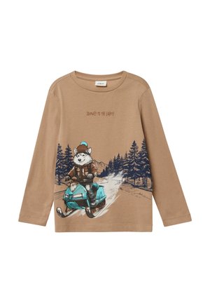 Bruine langemouwen shirt met een afbeelding van een cartoonvoss op een sneeuwscooter, met de tekst "Reis naar de Lichten!" erboven en een bosachtergrond.
