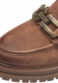 Scarpa in pelle marrone con punta arrotondata, dotata di due fibbie metalliche e di una finitura texture. Suola in gomma spessa con motivo a cingoli.