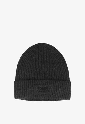 Sort strikket hue med ribbet tekstur og en foldet kant. Har et sort mærke med prægede bogstaver på forsiden. Fremstillet af uldblandingsmateriale.