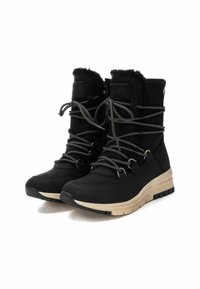 Botas de invierno negras con detalles de pelo, con cordones grises, ganchos de metal y una suela gruesa beige. Parte superior texturizada con un acabado impermeable.