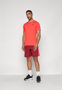Under Armour HG GRAPHIC  - Camiseta deportiva - racer red/black