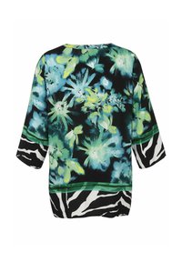 Blumen-Tunika in Schwarz- und Grüntönen, mit lockerer Passform, Dreiviertelärmeln und einem Zebra-Print-Akzent am Saum.