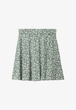 Gonna verde a trapezio con piccolo motivo floreale bianco e ampia fascia in vita, progettata per un uso casual.