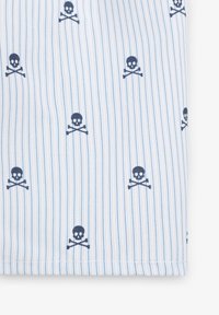 Tela blanca con rayas verticales azules que presenta un patrón de calaveras y huesos cruzados en azul marino. Textura suave con un diseño casual.