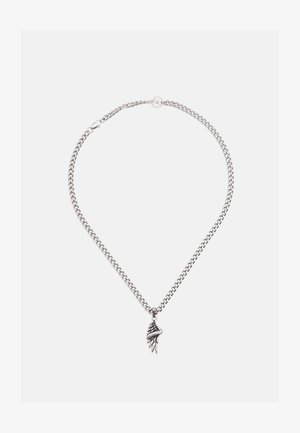 Strieborný náhrdelník s príveskom v tvare krídla, ktorý má zložité detaily peria, zobrazený na bielom pozadí.