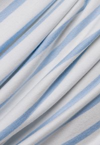 s.Oliver MIT ÜBERSCHNITTENEN SCHULTERN - T-shirt print - ecru hellblau