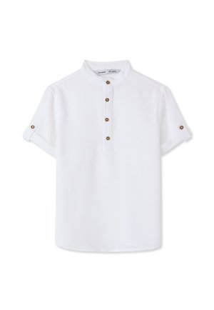 Camicia bianca a maniche corte con colletto alla coreana e quattro bottoni marroni sul davanti, maniche risvoltate e fissate con linguette con bottoni.