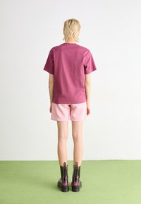 Carhartt WIP AMERICAN SCRIPT - Camiseta básica - dusty fuchsia