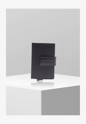 Schwarze Lederbrieftasche mit strukturiertem Oberflächen, rechteckiger Form und einem kleinen Verschluss, auf dem der Markenname auf der Vorderseite geprägt ist.