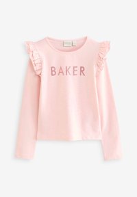 Ružičasta majica dugih rukava s volanima na ramenima i natpisom "BAKER" od sjajnog materijala sprijeda, izrađena od mekanog pamučnog materijala.