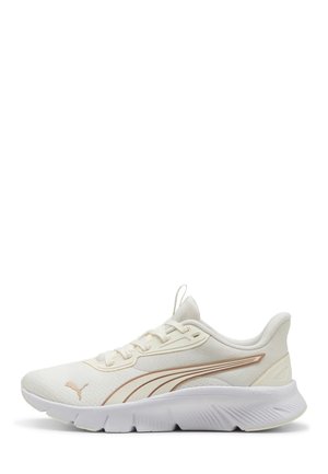Scarpa da corsa Puma bianca e beige con tomaia in mesh, suola ammortizzata e chiusura con lacci, mostrata di profilo su sfondo bianco.