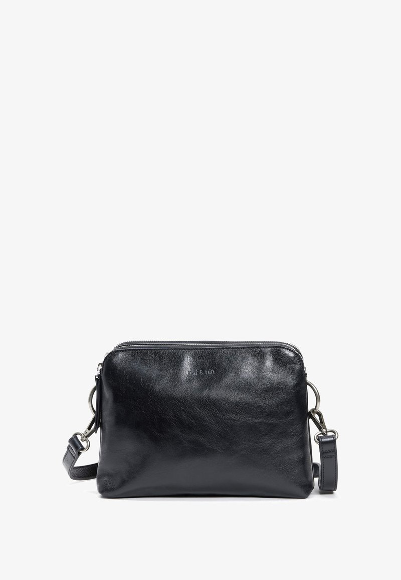 Czarna skórzana torba na ramię o gładkiej fakturze, z zamkiem błyskawicznym i odpinanym paskiem. Na przodzie subtelne logo.