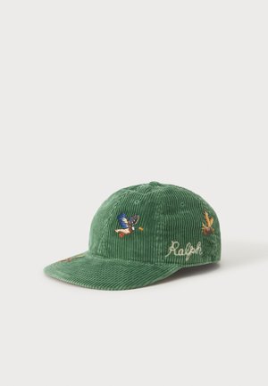 Zelená manšestrová baseballová čiapka vyšitá lietajúcimi kačícami a slovom "Ralph" na boku.