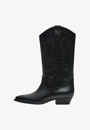 Zwarte leren cowboylaars met decoratieve stiksels, puntige neus, hak van gemiddelde hoogte en treklus op de bovenste schacht.