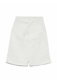 Shorts en denim blanc, taille mi-haute avec une coupe droite, dotés de deux poches arrière et d'une texture lisse. Pas de matériel ou motifs visibles.