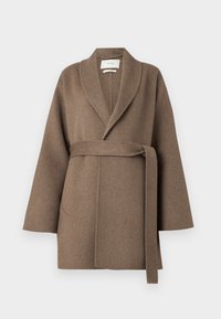Brun ullkappe med sjal-krage, belted midje og vide ermer. Har to frontlommer og en myk tekstur.