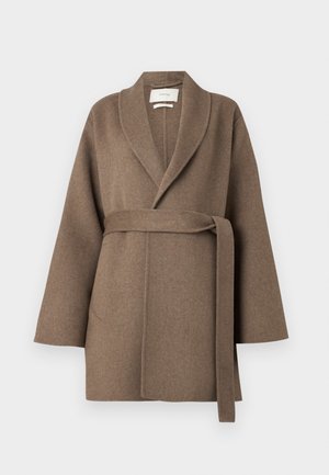 Bruin wollen jas met een sjaalkraag, een ceintuur in de taille en wijde mouwen. Heeft twee voorzakken en een zachte textuur.