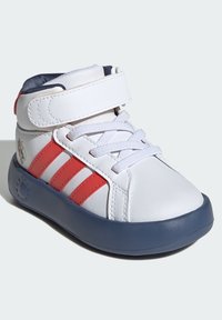 Sneaker alta bianca con strappo in velcro, strisce rosse e suola in gomma blu. Finitura in pelle liscia con design a punta rotonda.