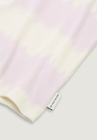 Top de manga larga acanalado en púrpura pastel y crema, con un sutil patrón de nubes y una pequeña etiqueta de tela con la marca "Tom Tailor".