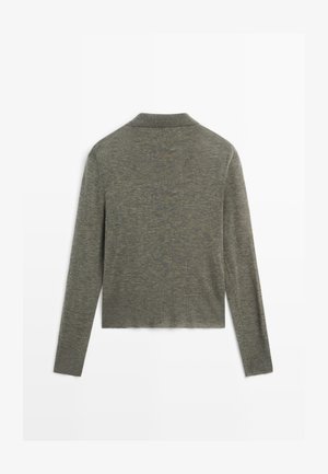 Groene, langwerpige cardigan van zacht, lichtgewicht materiaal. Heeft een sjawl kraag en een rechte snit zonder zichtbare sluitingen.