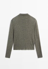 Grüner, langärmeliger Cardigan aus weichem, leichtem Material. Verfügt über einen Schalkragen und einen geraden Schnitt ohne sichtbare Verschlüsse.