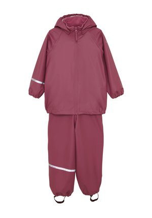 Dziecięcy dwuczęściowy wodoodporny kombinezon w stonowanym różowym kolorze z kurtką z kapturem, elastycznymi mankietami, odblaskowymi pasami i regulowanymi paskami na kostki.