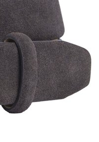 Mörkgrå mockabälte med en slät finish, rund spänne och platta kanter. Materialet har en mjuk, strukturerad yta.