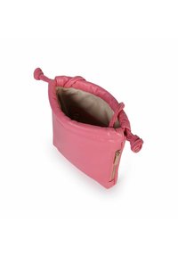 Rosa læder clutch-taske med en rund form, knyttede håndtag og en gylden lynlås. Foret indvendig med en lomme. Glat tekstur.