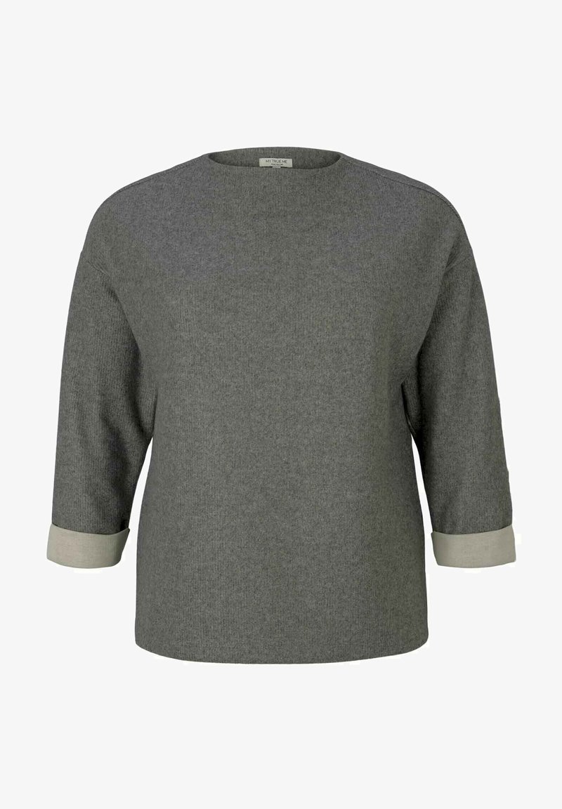 Grijze trui met driekwart mouwen. Zachte, gestructureerde stof met een ronde halslijn en lichtgrijze manchetten. Eenvoudig, minimalistisch ontwerp.