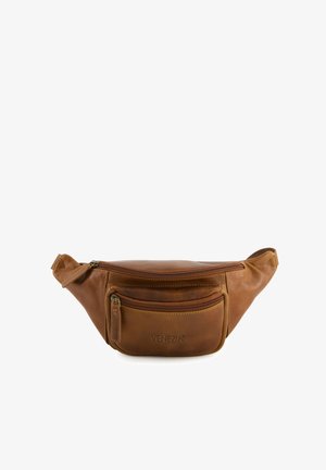 Brun læder bæltetaske med et buet design, der har et hovedrum med lynlås, en frontlomme og prægede logodetaljer.