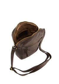 Hnědá kožená crossbody taška s texturou zrní, se zipem a nastavitelným popruhem. Uvnitř je béžové podšívka a malá zipová kapsa.