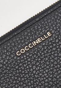 Coccinelle METALLIC SOFT - Portafoglio - noir