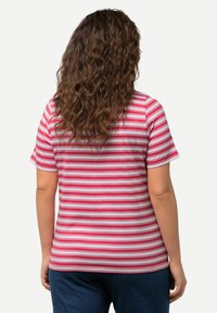 T-shirt met korte mouwen in roze en witte horizontale strepen, met een ronde halslijn en een zachte, gladde textuur. Casual pasvorm met een rechte zoom.