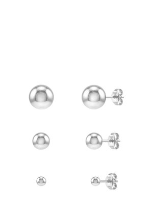 Tre par sfæriske sølv ørestikker i små, mellem og store størrelser med butterfly-lås, arrangeret lodret på en hvid baggrund.