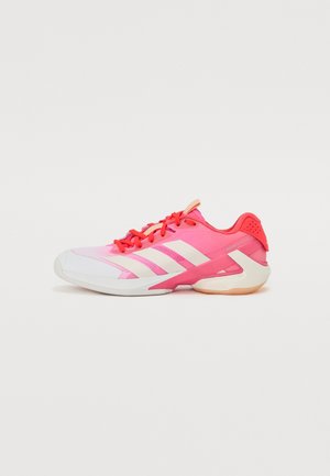 adidas Performance, ADIZERO UBERSONIC 5 - Chaussures de tennis toutes surfaces - lucid pink/champagne met/lucid red
