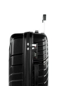 Maleta rígida negra con superficie texturizada, doble cremallera, cerradura de combinación integrada y asa retráctil.