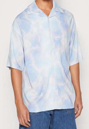 Kurzärmeliges Hemd mit Knopfleiste und hellblau-weißem Wolkenmuster, getragen zu blauen Jeans