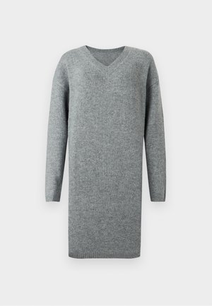 Grijze gebreide jurk met lange mouwen, V-hals en geribbelde manchetten en zoom, weergegeven op een effen witte achtergrond.
