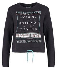 Sudadera corta negra con mangas largas, presenta texto gráfico y patrones geométricos en turquesa y blanco, con cordón ajustable en el dobladillo.