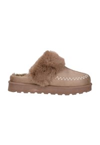 Bruine slipper van zacht suede met een fluffy bontband, voorzien van witte stiksels en een getextureerde rubberen zool voor grip.
