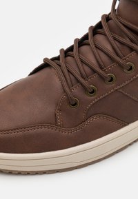 Pier One Sapatilhas de cano alto - brown