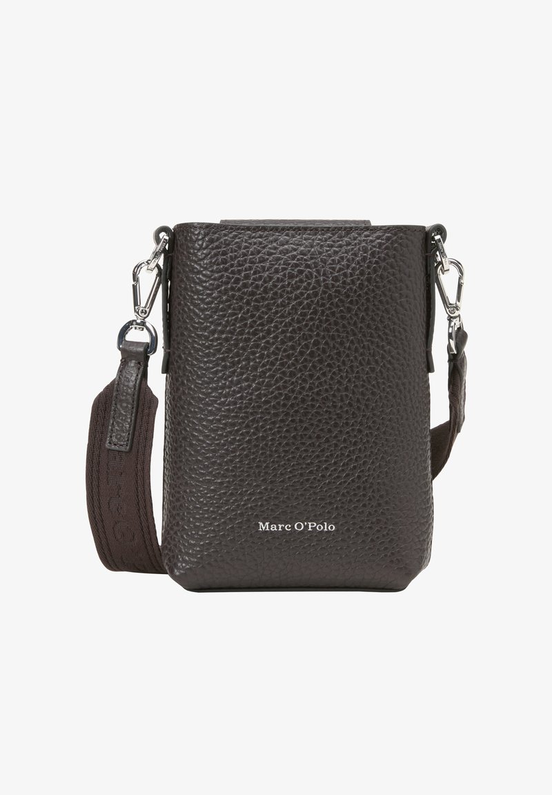 Donkerbruine leren crossbody tas met een gestructureerde afwerking, voorzien van een zilveren hardware sluiting en een merkstrap. Compact rechthoekig ontwerp.