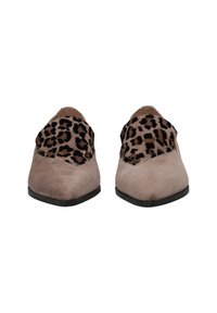 Mocassini in suede beige con parte superiore in tessuto leopardato, punta appuntita e suola in gomma nera.