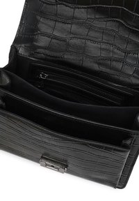 Mustast nahast kott kroko tekstuuriga, esiküljel klapp ja hõbedased detailid. Siseosas on sektsioonid ja tõmblukuga tasku.