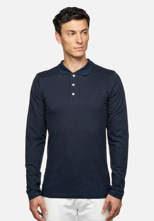 Marineblauw poloshirt met lange mouwen, een kraag en een knoopsluiting met drie knopen. Voorzien van een geborduurd logo op de borst en een gladde textuur.
