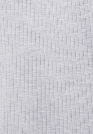 Lichtgrijze ribstof met dunne verticale strepen, zachte textuur en een lichte rek, geschikt voor casual kleding.