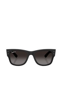 Occhiali da sole in plastica nera con forma quadrata a occhi di gatto, lenti sfumate scure e dettagli a puntini argentati sulla parte anteriore. Logo Ray-Ban sul lato.