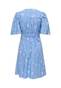 Robe bleu clair longueur genou avec motif floral blanc, manches courtes bouffantes, taille froncée et détail plissé dans le dos.