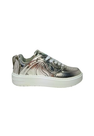 Metallic zilveren sneaker met witte veters, dikke witte zool en decoratieve stiksels aan de zijkant, gezien vanaf de buitenkant.