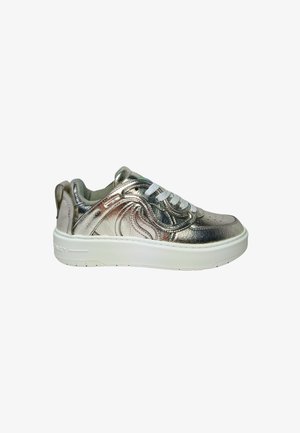 Metallic zilveren sneaker met witte veters, dikke witte zool en decoratieve stiksels aan de zijkant, gezien vanaf de buitenkant.